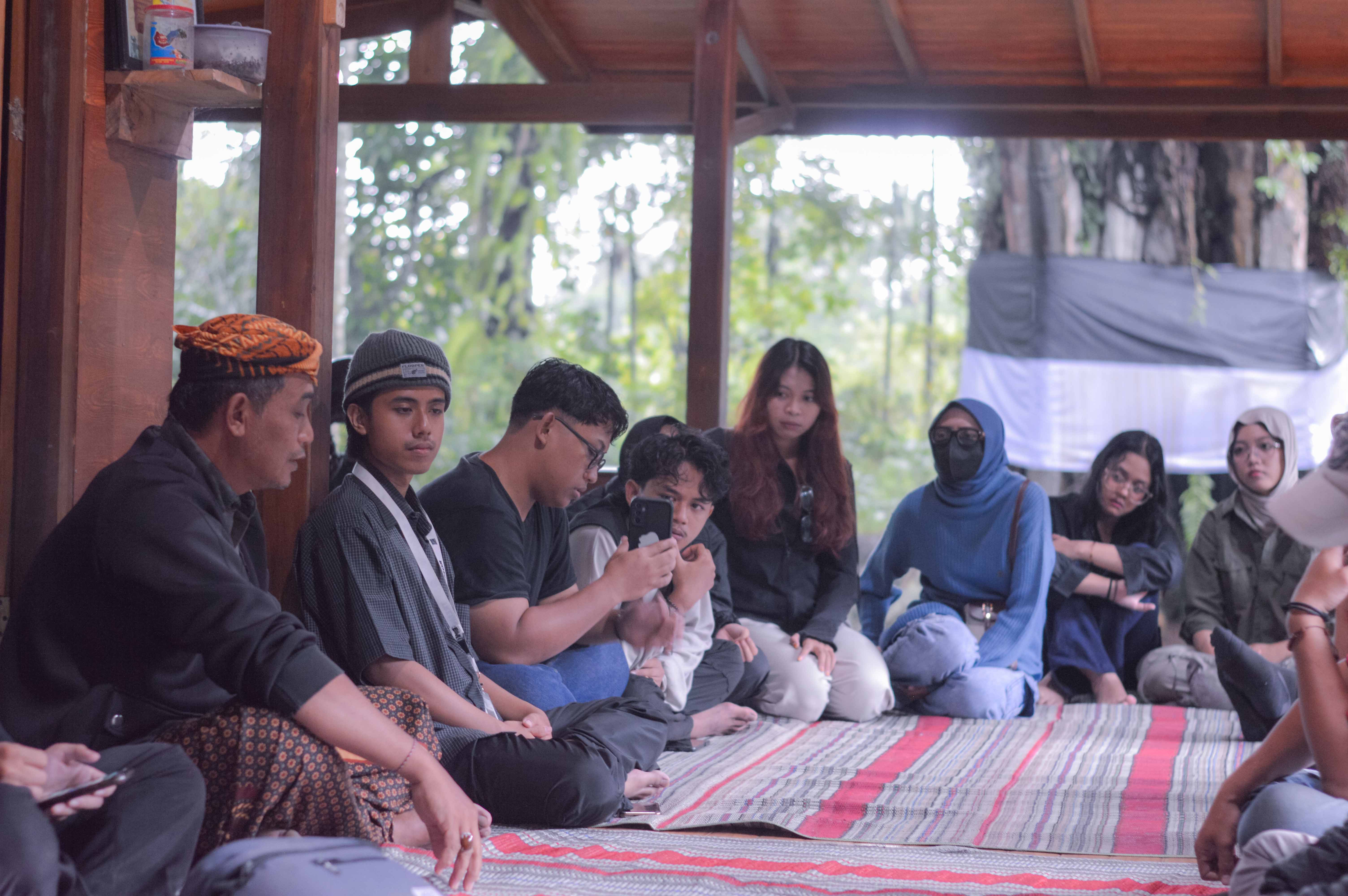 Kenalkan Sejarah Tengger, Relawan Gelar Diskusi Budaya dan Aksi Bersih Air Terjun Manggisan