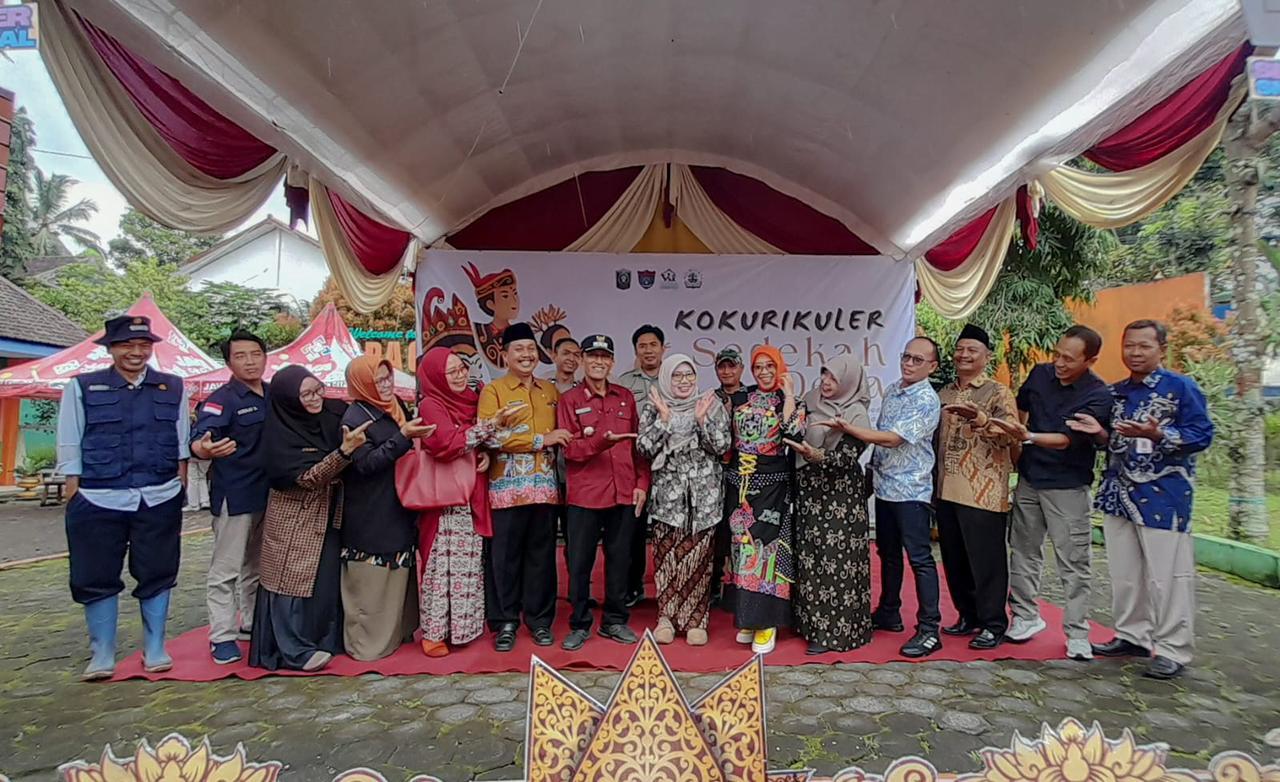 Belajar dari Akar Budaya, SMPN 1 Gucialit Jadikan Tradisi Sedekah Desa Sebagai Ruang Kelas Nyata